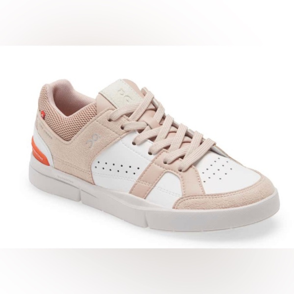 On THE ROGER Clubhouse Tennis sneaker